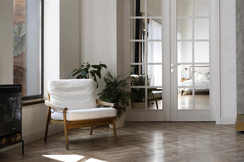 Interior minimalista moderno con mueble de madera, arte abstracto y luz natural